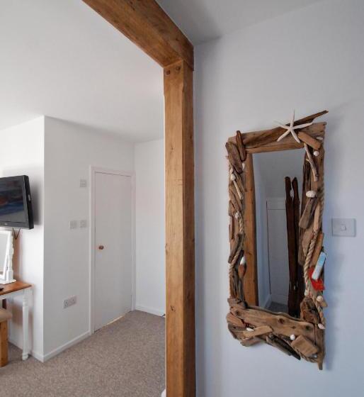 تختخواب و صبحانه Southern Breeze Lodge   Adults Only