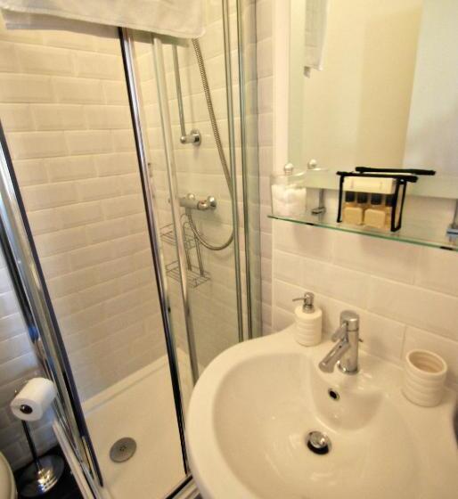 تختخواب و صبحانه Southern Breeze Lodge   Adults Only