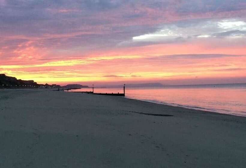 تختخواب و صبحانه Southern Breeze Lodge   Adults Only