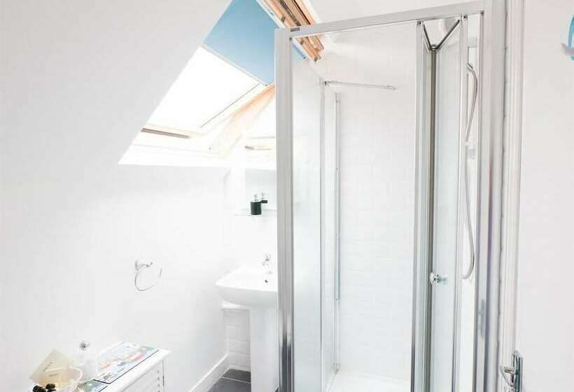 تختخواب و صبحانه Southern Breeze Lodge   Adults Only