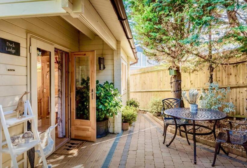 Duck Lodge B&b With Hot Tub