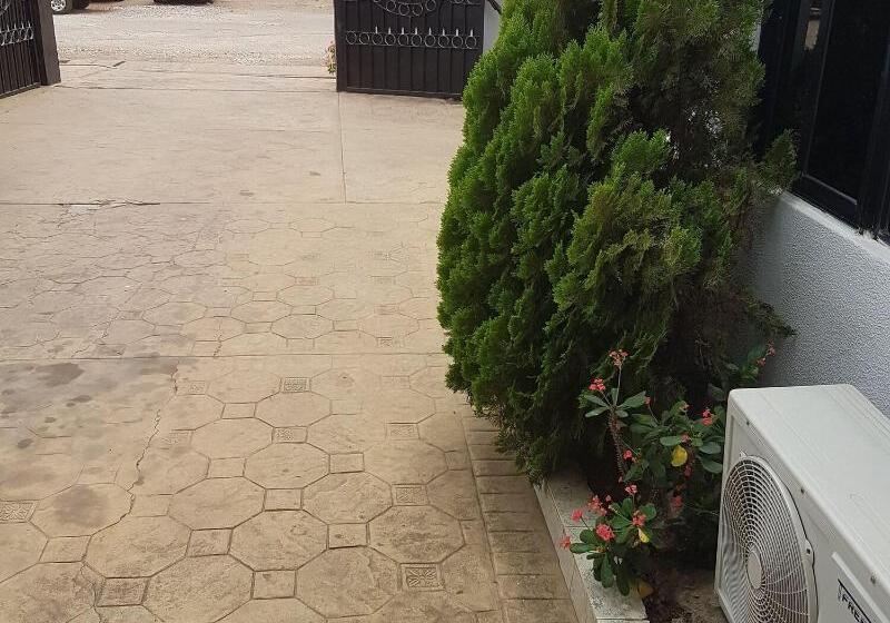 Hill View Hotel West Airport