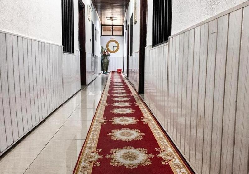 Hill View Hotel West Airport