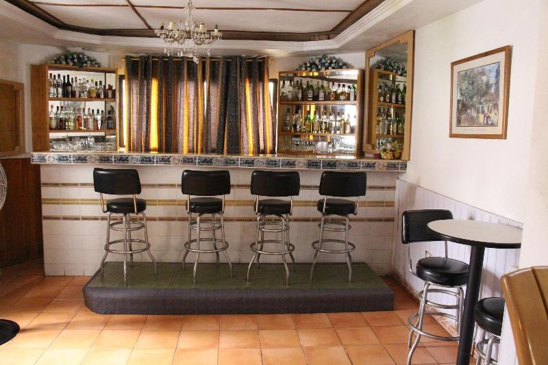 Hill View Hotel West Airport