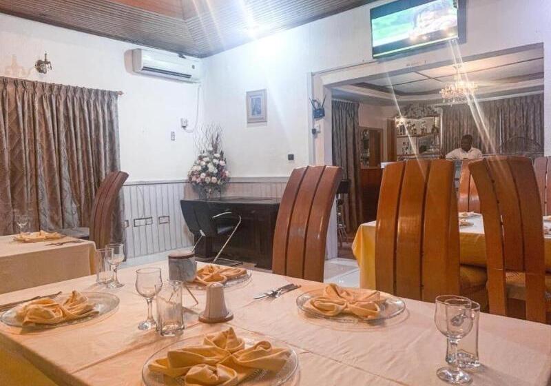 Hill View Hotel West Airport