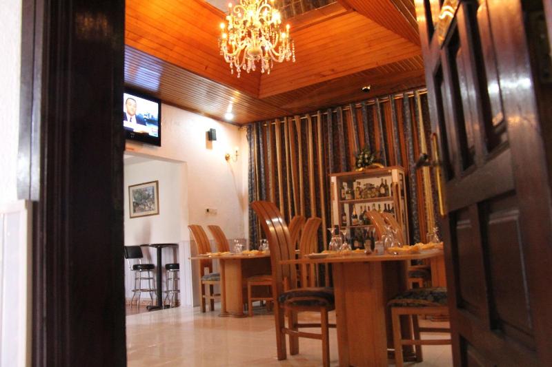 Hill View Hotel West Airport