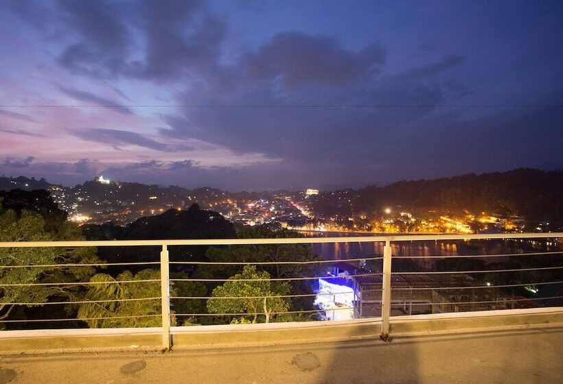 Hotel Sandriana Lake View