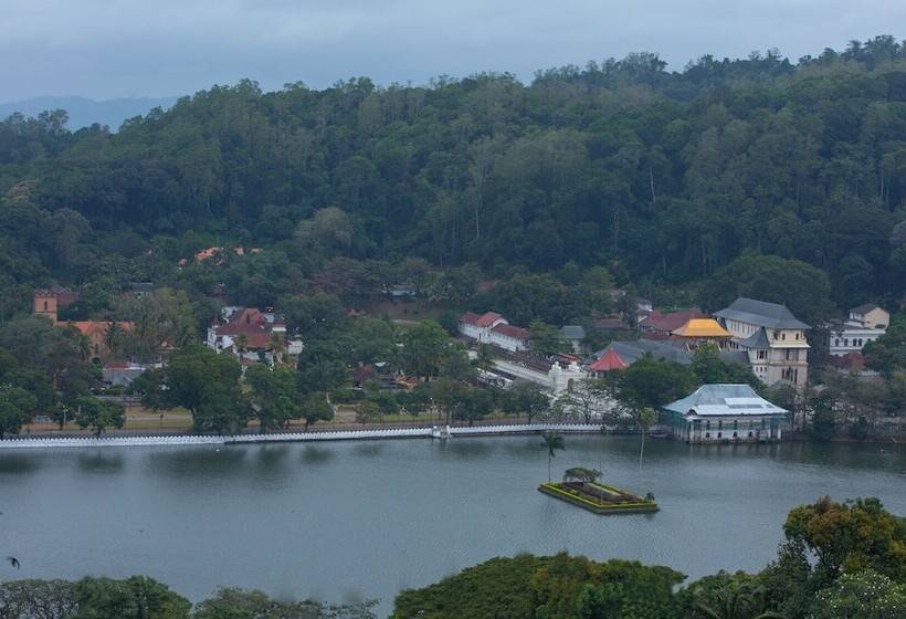 Hotel Sandriana Lake View
