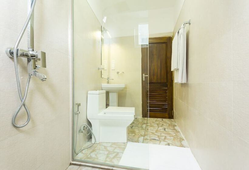 Hotel Sandriana Lake View