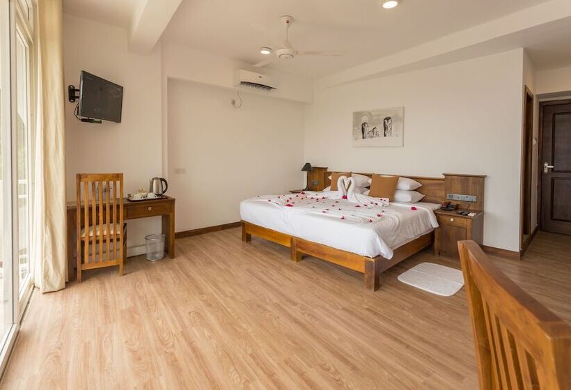 Hotel Sandriana Lake View