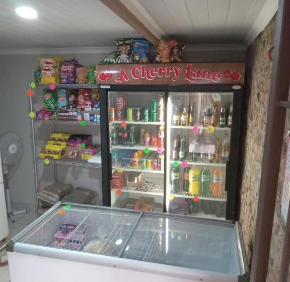 פנסיון A Cherry Lane Self Catering And B&b