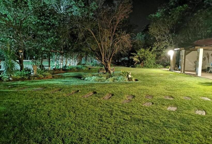 פנסיון A Cherry Lane Self Catering And B&b