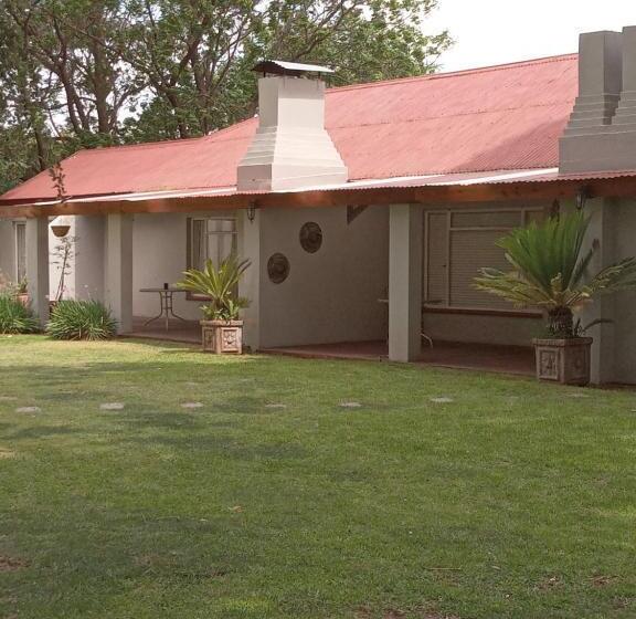 פנסיון A Cherry Lane Self Catering And B&b