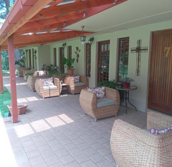 פנסיון A Cherry Lane Self Catering And B&b