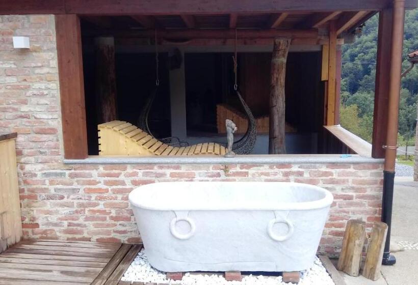 Отель Lagaressina Suite Anna Jacuzzi & Spa