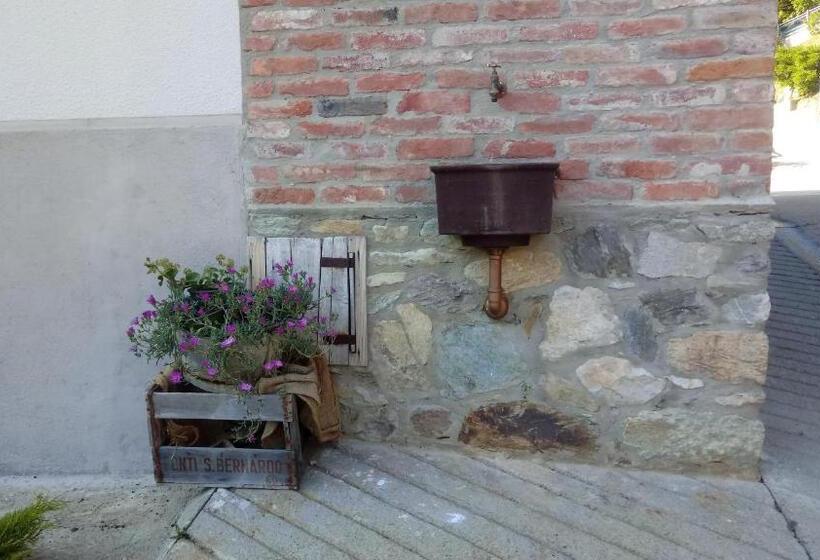 Отель Lagaressina Suite Anna Jacuzzi & Spa