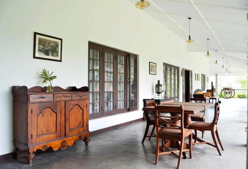 Pensió Cranford Railway Retreat