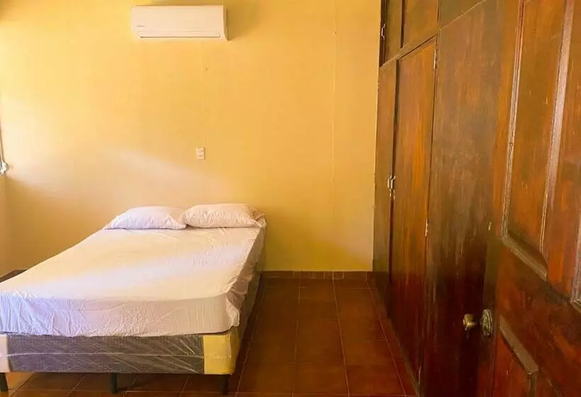 ユースホステル Habitaciones Dobles 2 O 4 Personas Eco Surf Hostal