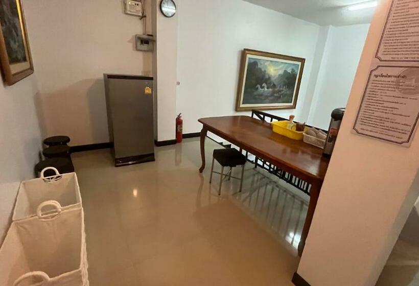 Donmueang Station Hostel