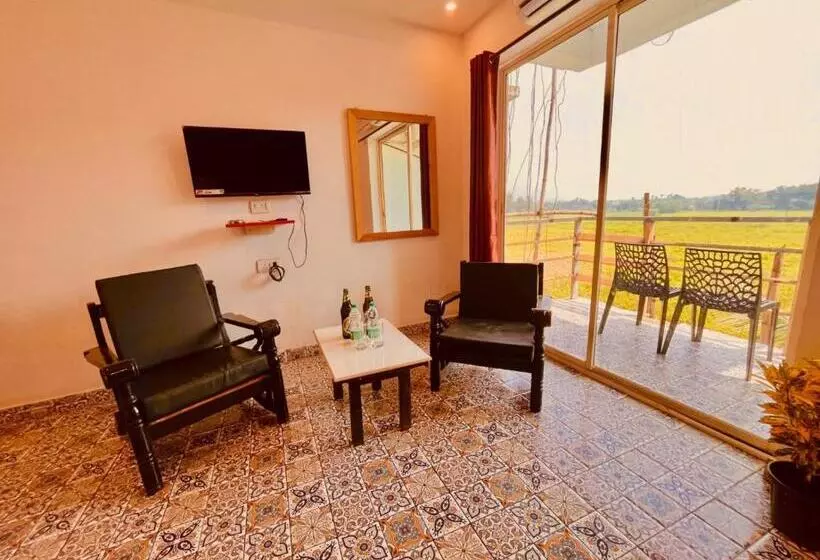 Hotelli Golden Rice Inn Candolim, North Goa   Near To Beach