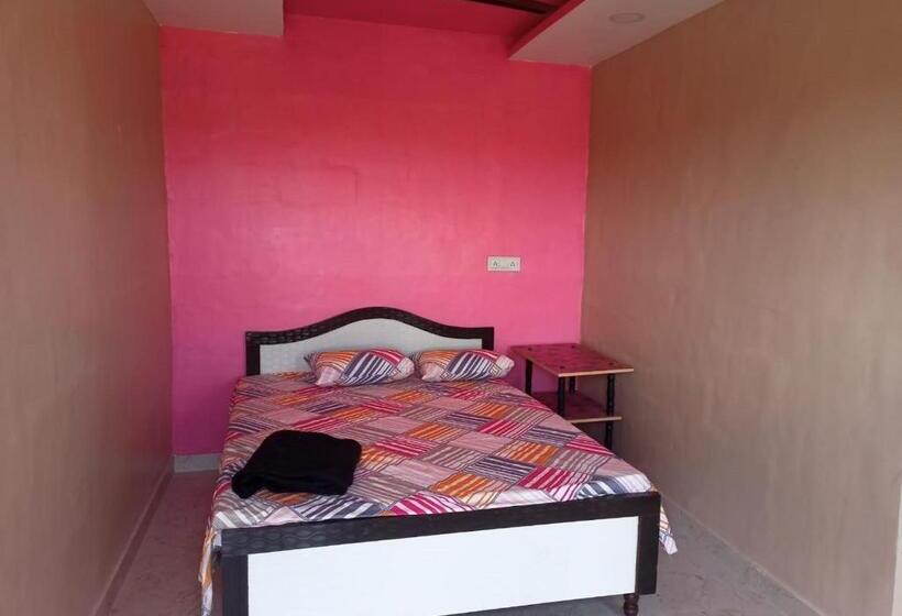 בית מלון כפרי Sawami Om Bhakat Niwas Resort, Akkalkot