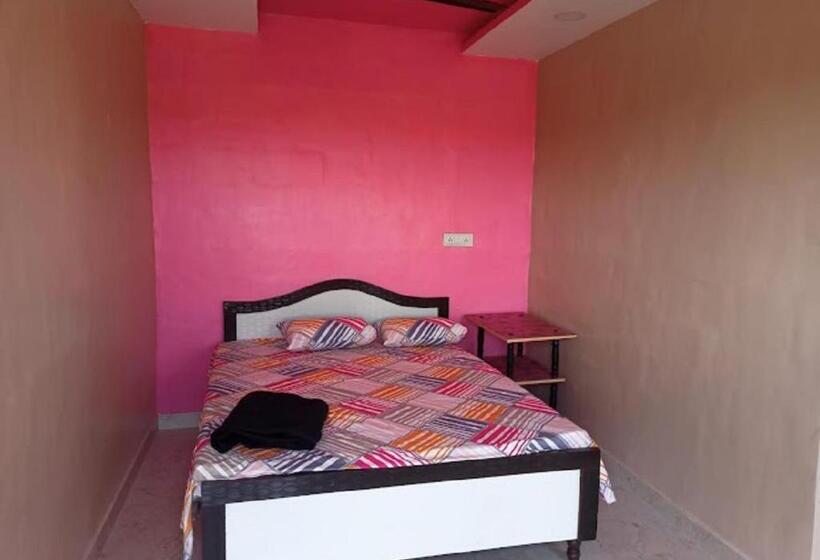 בית מלון כפרי Sawami Om Bhakat Niwas Resort, Akkalkot