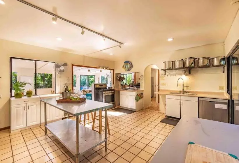Hotelli Gardenia Room On Tropical Lush Farm In Haiku, Maui
