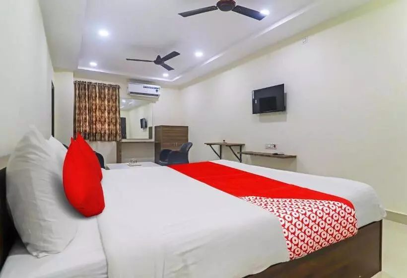 ホテル Oyo Flagship Karan Suites