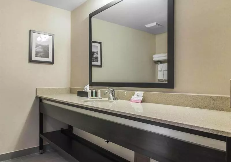هتل Quality Inn & Suites Kingston