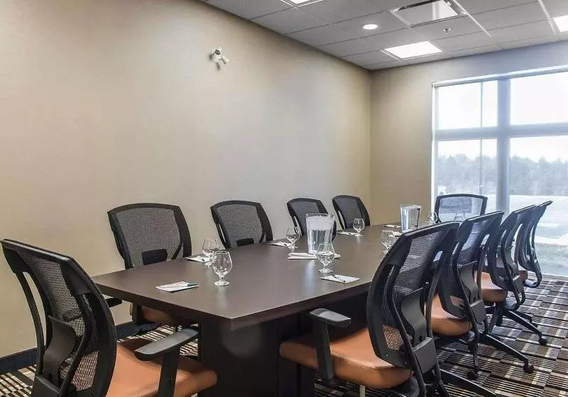 هتل Quality Inn & Suites Kingston
