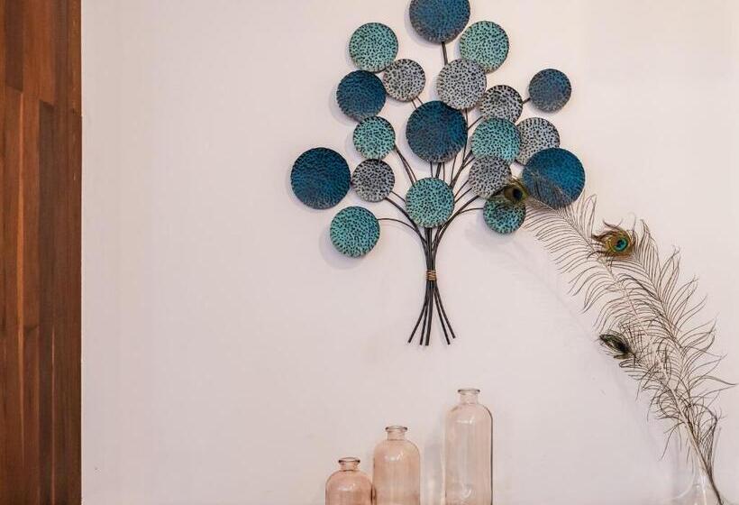 Отель The Aviary