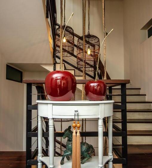 Отель The Aviary