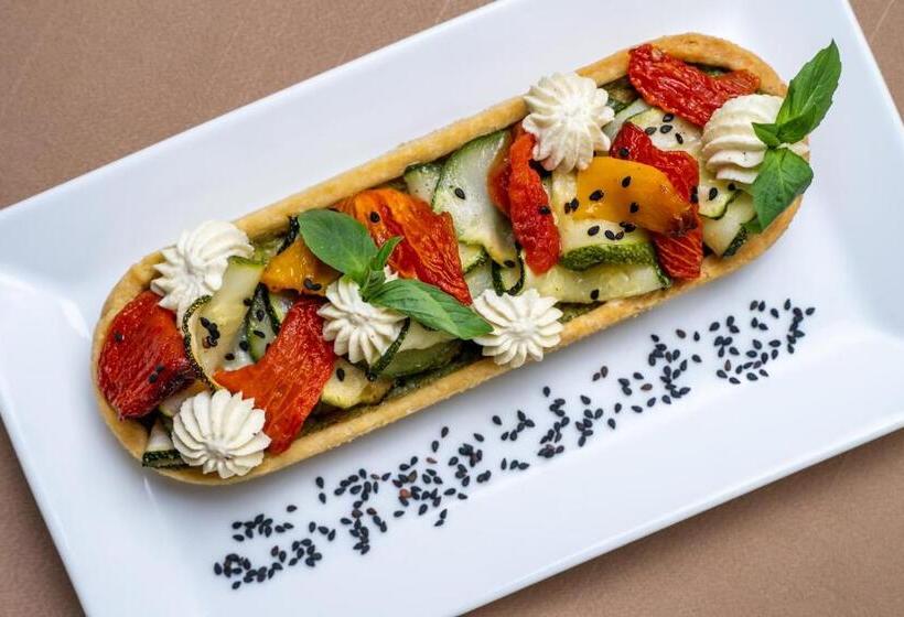 Отель The Aviary