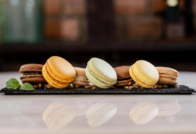 Отель The Aviary