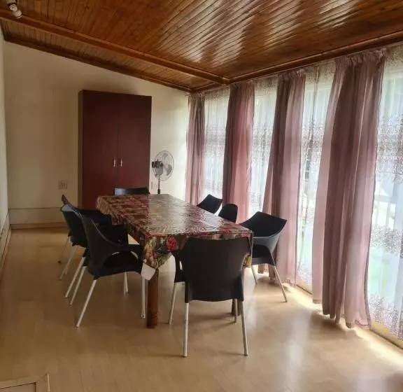 ペンション All Are Welcome Guest House