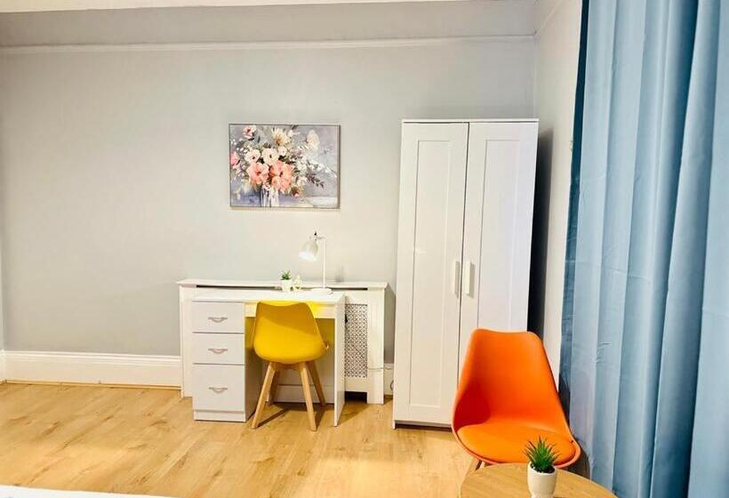 مبيت وإفطار Sandys Holidays Home