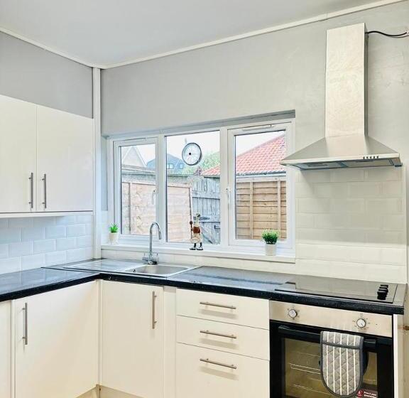 مبيت وإفطار Sandys Holidays Home