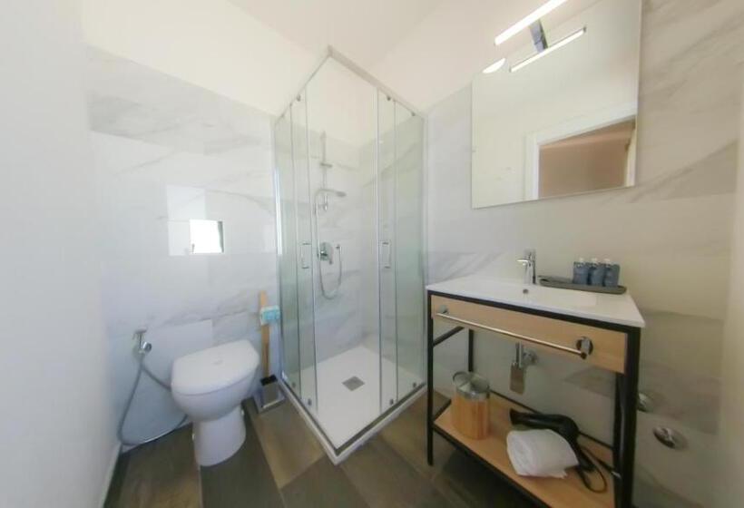 تختخواب و صبحانه Rudini  Charming