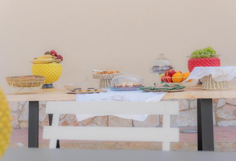 تختخواب و صبحانه Rudini  Charming