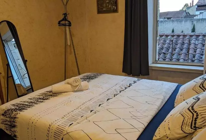 Aamiaismajoitus (B&B) Au Dessus Des Arcades