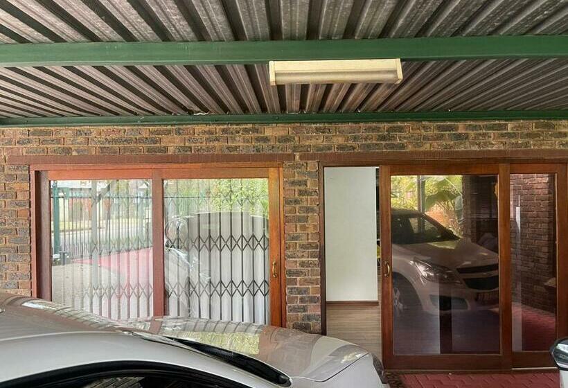 ペンション We Love Properties Guest House