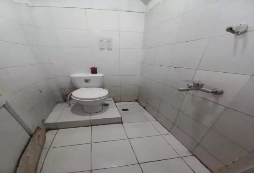 Hotelli Oyo 92726 Geulis Guest House