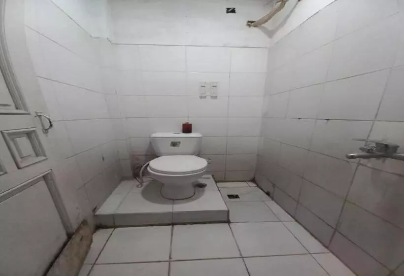 Hotelli Oyo 92726 Geulis Guest House