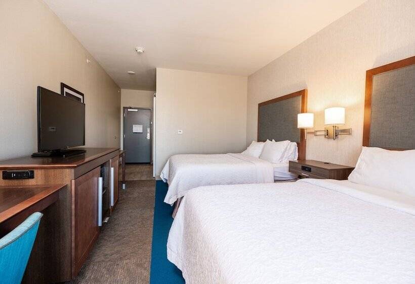 호텔 Flag Point Inn & Suites Pratt By Fairbridge