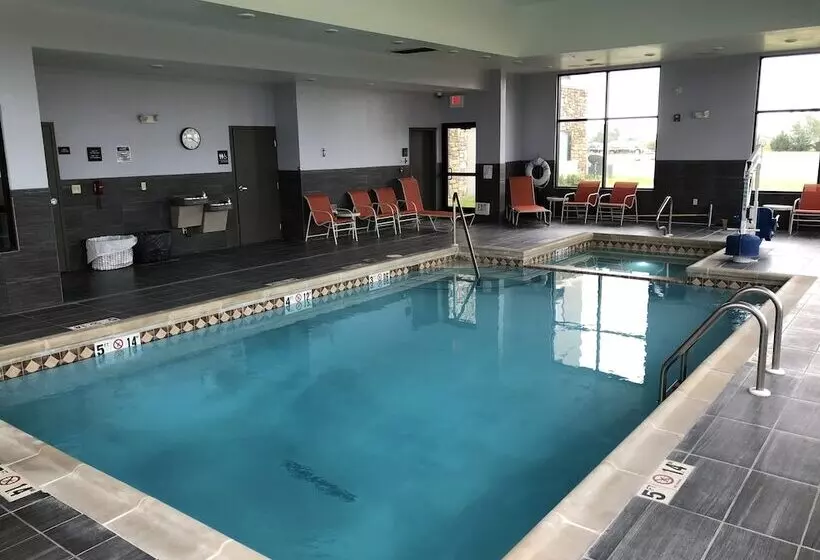 ホテル Flag Point Inn & Suites Pratt By Fairbridge