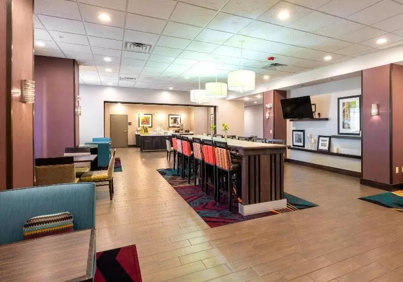 ホテル Flag Point Inn & Suites Pratt By Fairbridge