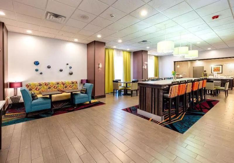 ホテル Flag Point Inn & Suites Pratt By Fairbridge