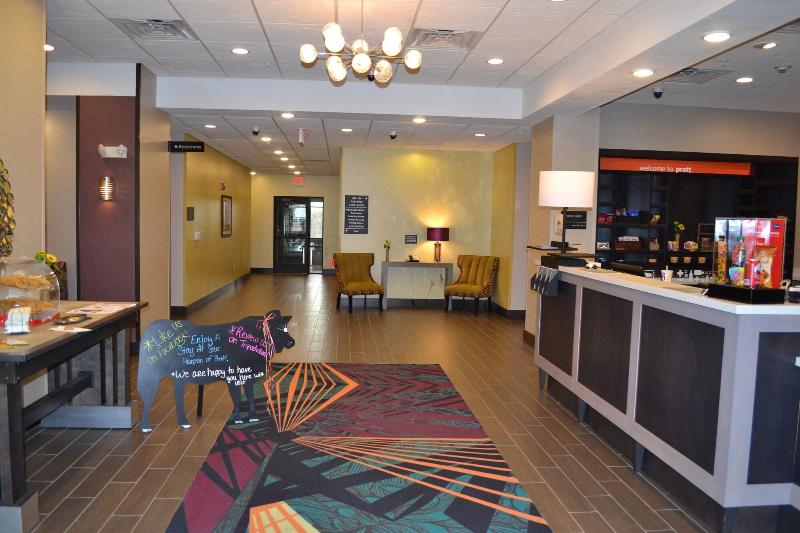 호텔 Flag Point Inn & Suites Pratt By Fairbridge