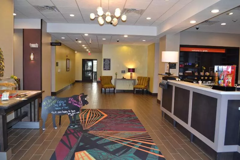 ホテル Flag Point Inn & Suites Pratt By Fairbridge