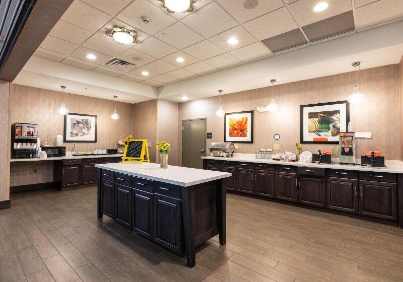 호텔 Flag Point Inn & Suites Pratt By Fairbridge